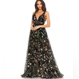 NWT FLORAL EMBROIDERED SLEEVELESS A LINE GOWN